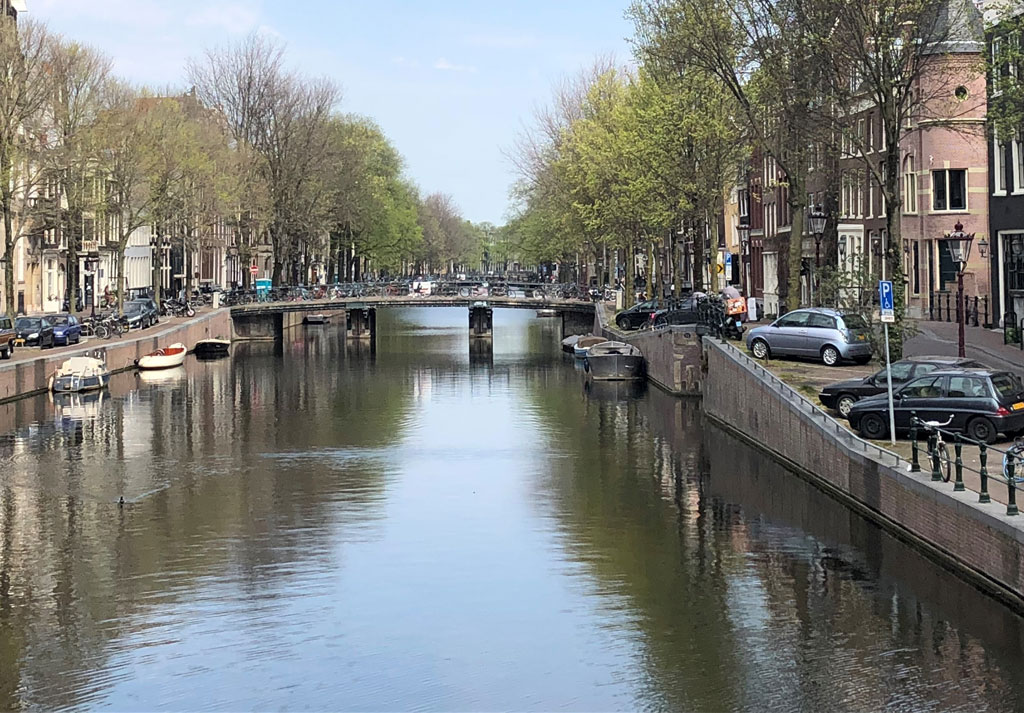We are looking at the Herengracht and the boat will enter Leidsegracht in the center of Amsterdam.