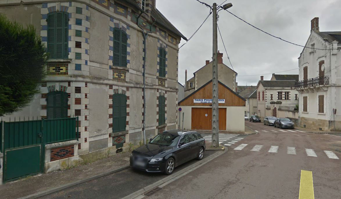 Avenue Laubespin towards Avenue de la Gare, after passes the intersection with Rue des Murs from the left and Rue des Écoles, Pouilly-sur-Loire, France
