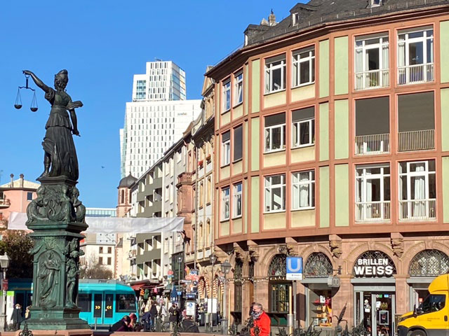 A of view of Römerberg with the Justitiabrunnen statue
