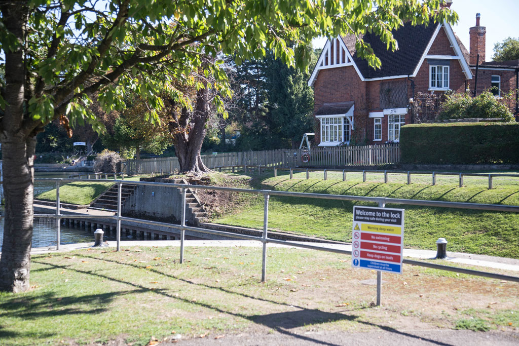 Shepperton Lock on the River Thames in Surrey.