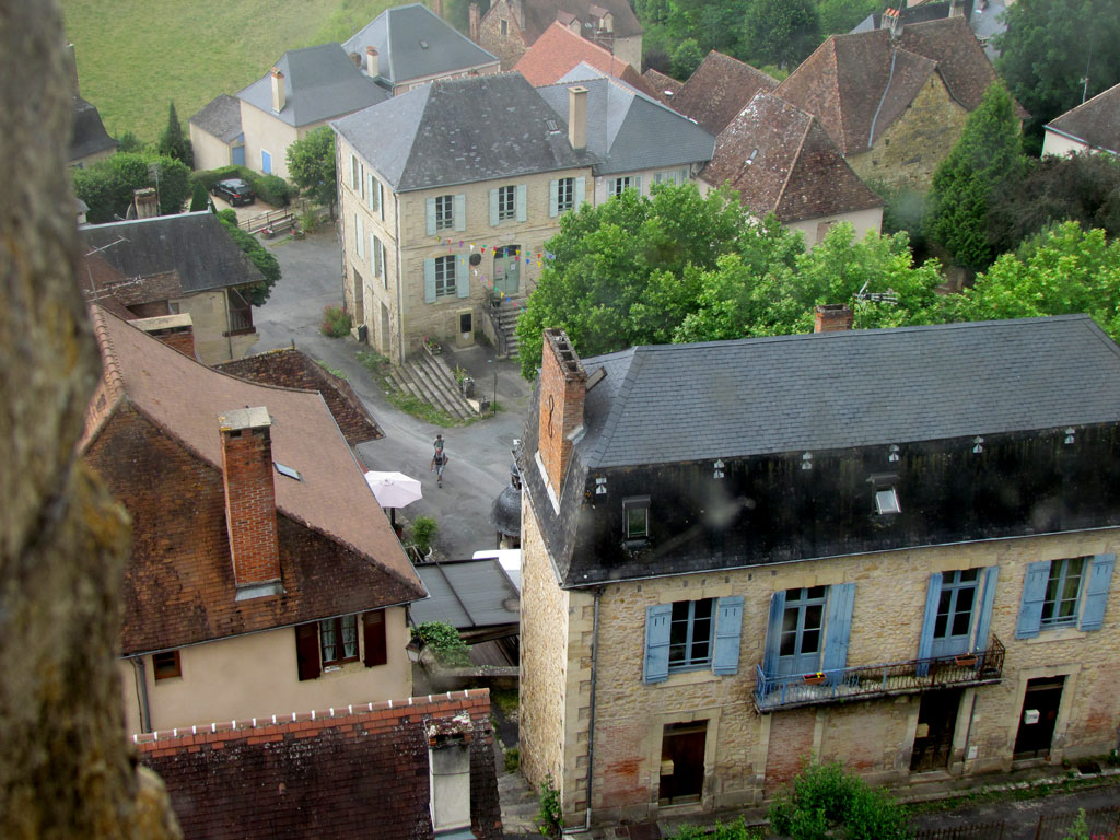 Place Eugène le Roy off Rue Maxence de Damas.