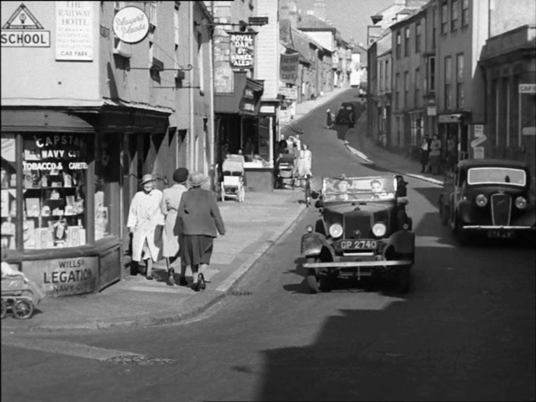 Looking up East Street, Ashburton at its junction with North Street and West Street. Circa 1950