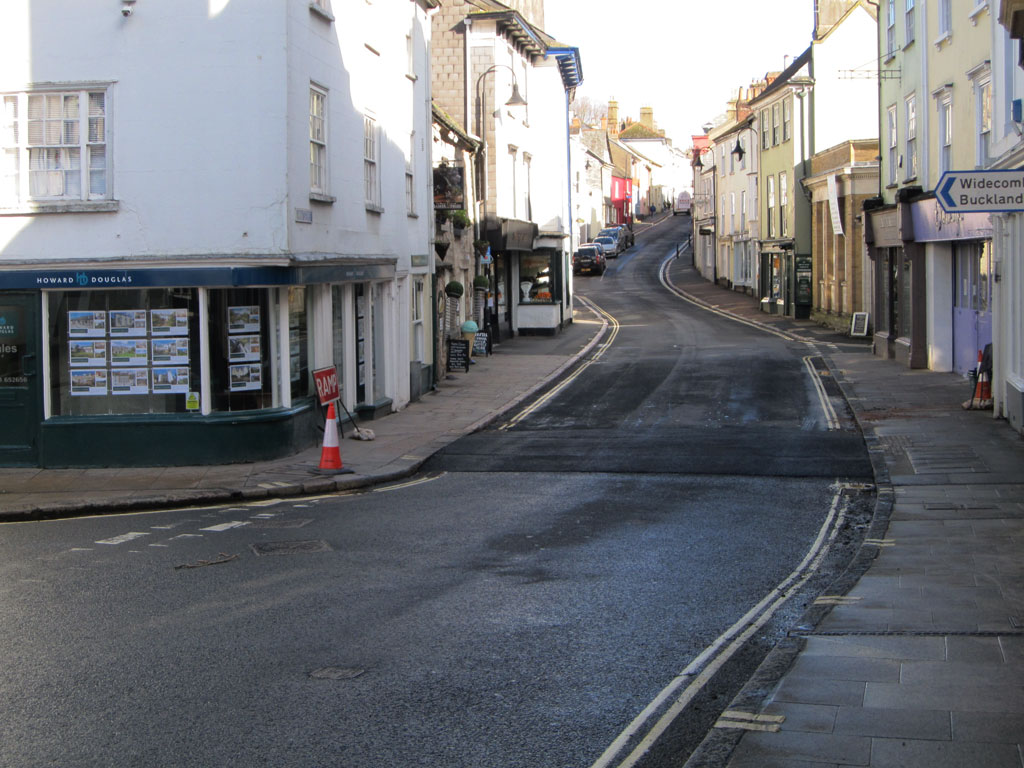 Looking up East Street, Ashburton at its junction with North Street and West Street.