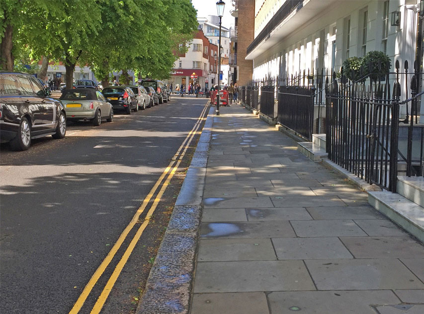 Royal Avenue SW3 east side, with the rounded corner of Tryon Street and Kings Road in the background.