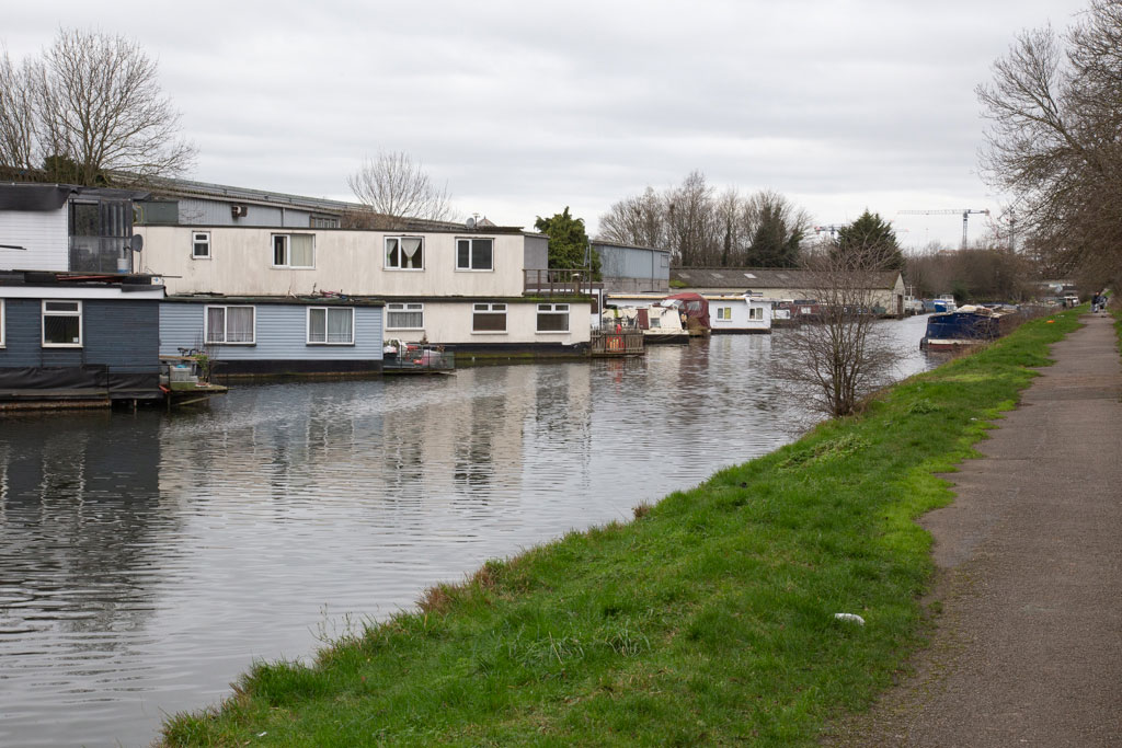 Grand Union Canal looking towards Bulls Bridge