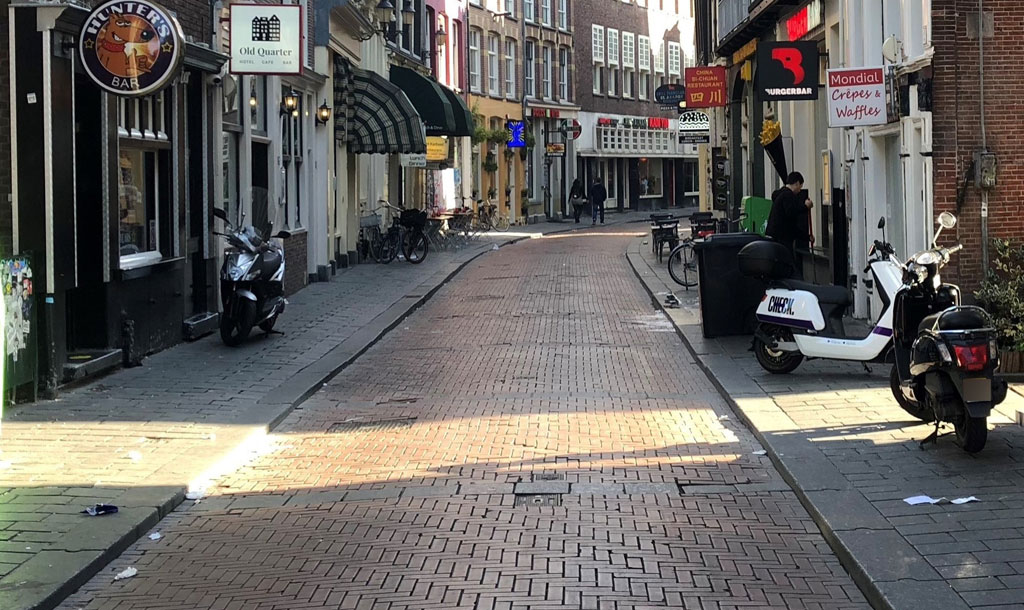 Intersection Warmoestraat and Oudezijds Armsteeg.