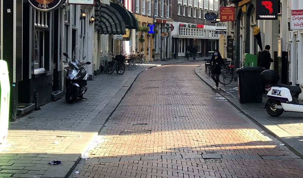 Intersection Warmoestraat and Oudezijds Armsteeg