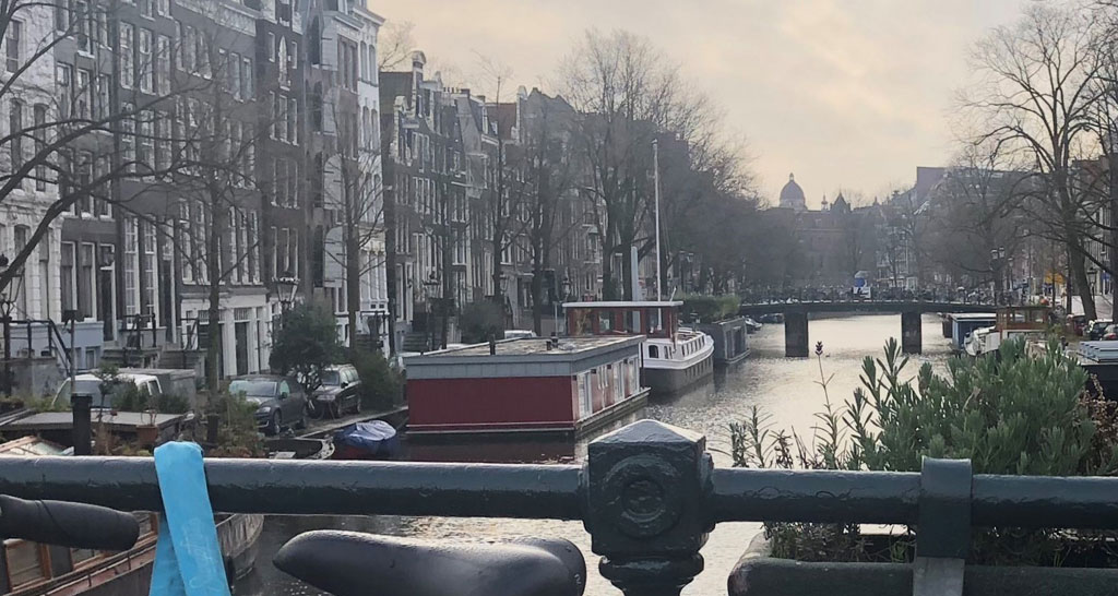 Intersection Berenstraat and Prinsengracht, shot has been taken from the Berensluis,