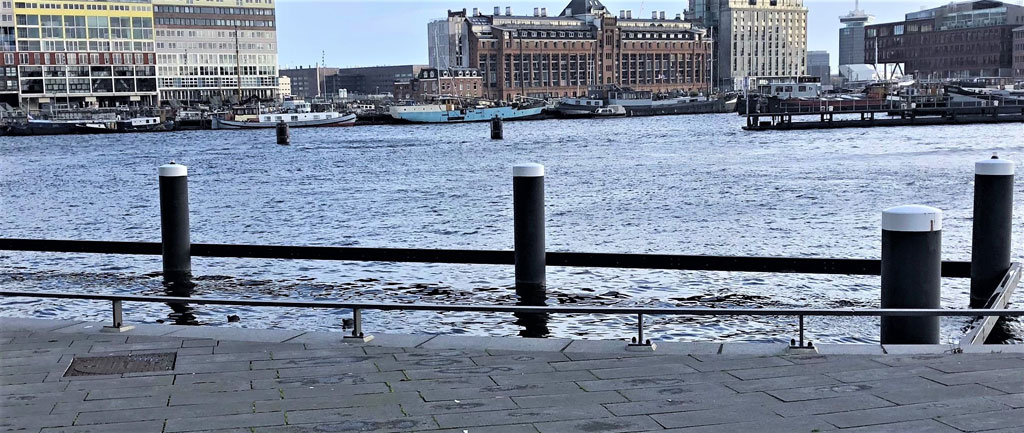 Pontsteiger looking at the Graansilo Korthals Altes, Silodam 100, Amsterdam