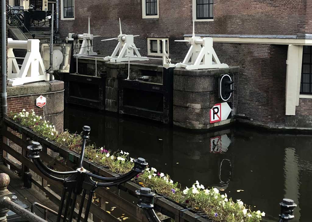 Oudezijds Voorburgwal and we are looking at the Oudezijds Kolk, Amsterdam