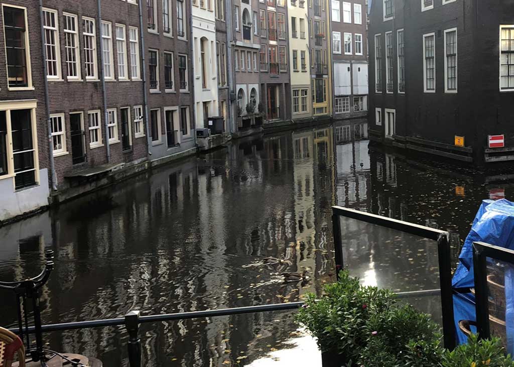 Oudezijds Voorburgwal and we are looking at the Oudezijds Kolk, Amsterdam