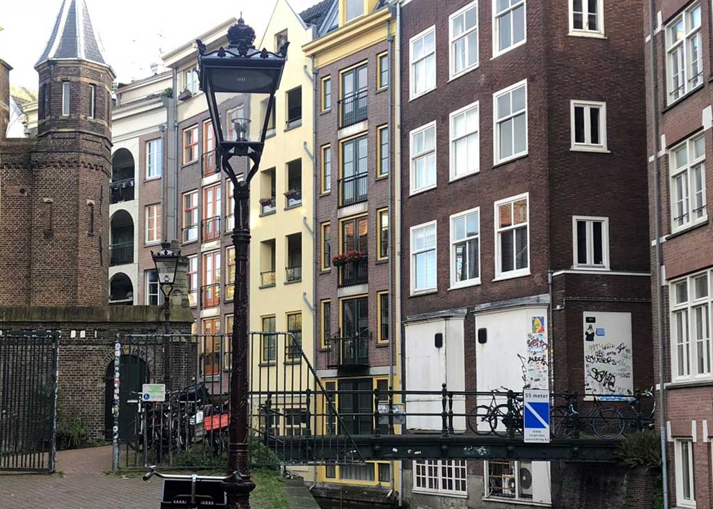 Oudezijds Achterburgwal and we are looking at the pedestrian Vredenburgerbrug at the Spooksteeg, Amsterdam