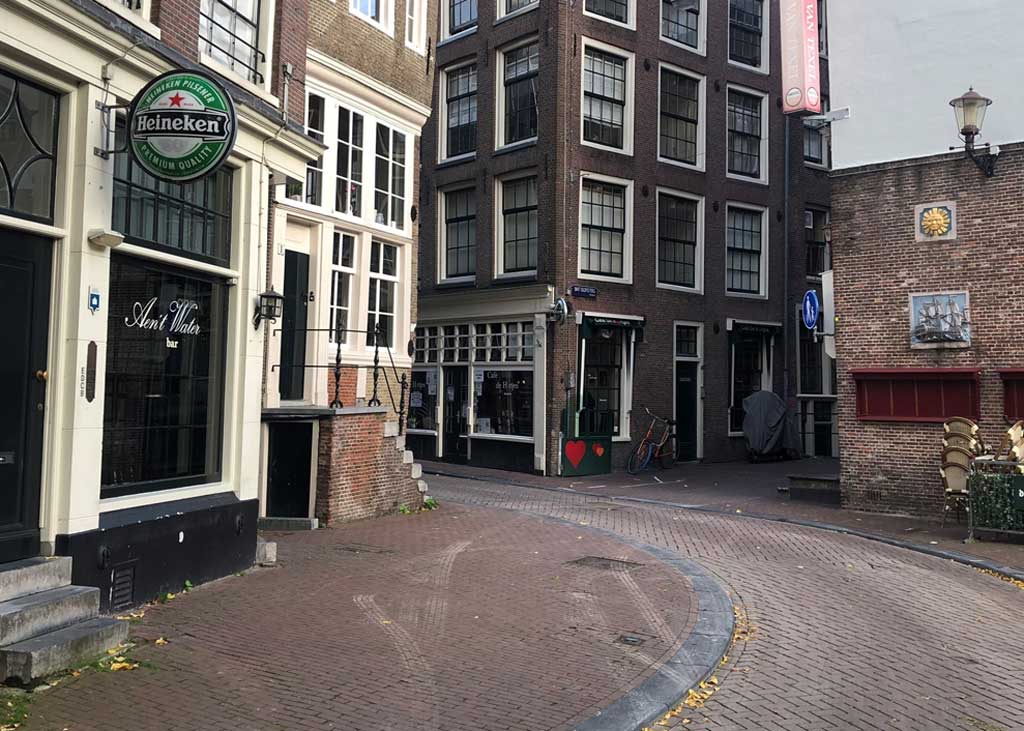 Oudezijds Voorburgwal at the intersection with Nieuwebrugsteeg and Sint Olofssteeg, Amsterdam