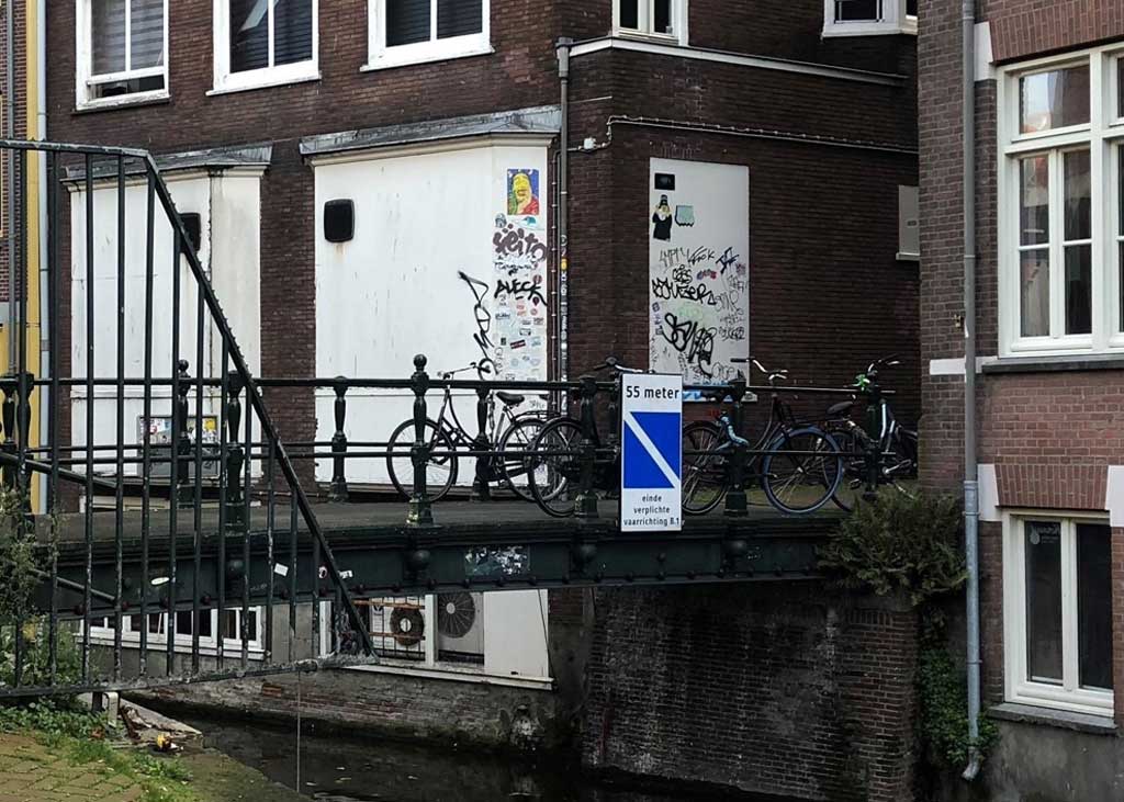 Oudezijds Achterburgwal and we are looking at the pedestrian Vredenburgerbrug at the Spooksteeg, Amsterdam