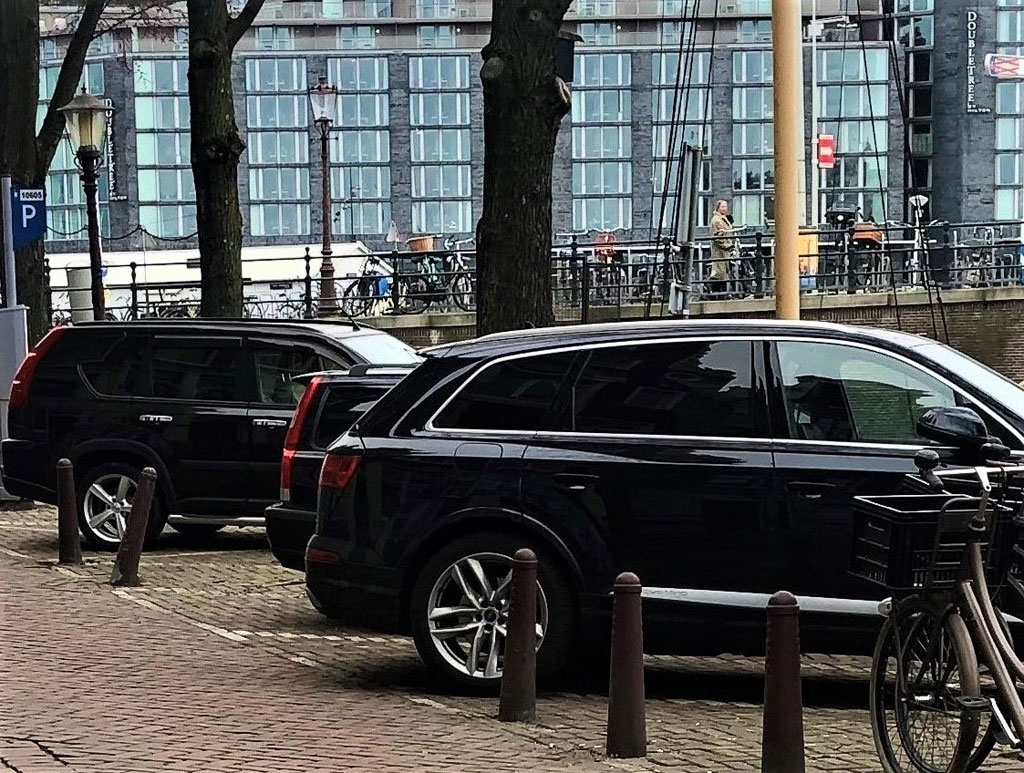 Kromme Waal and we are looking in the direction of Prins Hendrikkade, Amsterdam