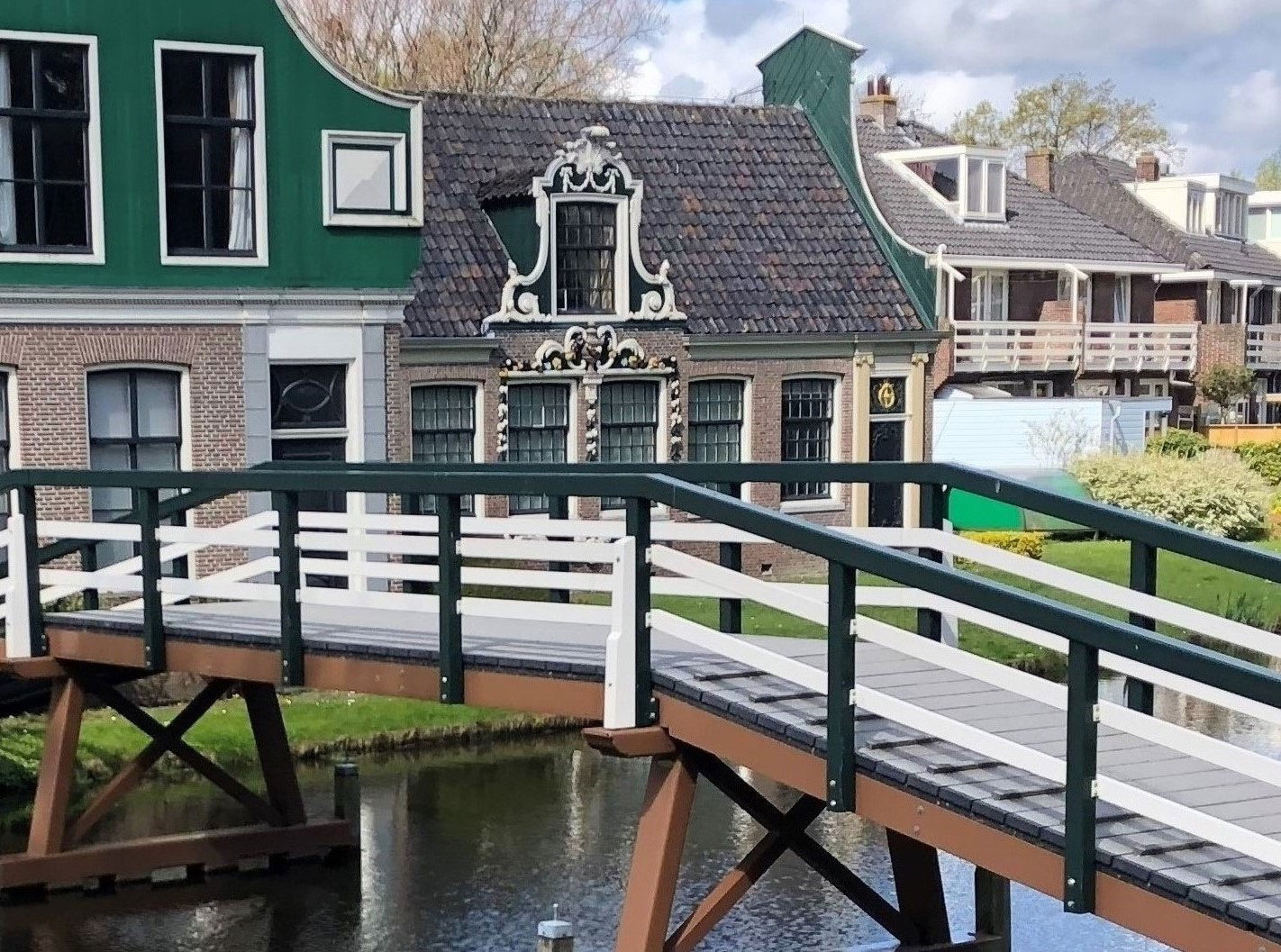 the pedestrian bridge across the canal between Kooger Park and Museumlaan, located in the municipality Koog aan de Zaan.