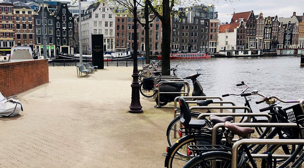 On the right Zwanenburgwal and in front Amstel, Amsterdam