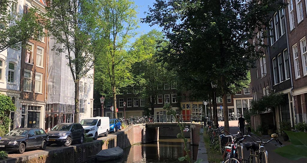 Filmed from Krom Boomsloot 27 in the direction of Krom Boomssloot 4, Amsterdam