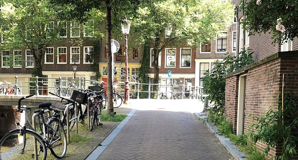 Filmed from Krom Boomsloot 27 in the direction of Recht Boomsloot, Amsterdam