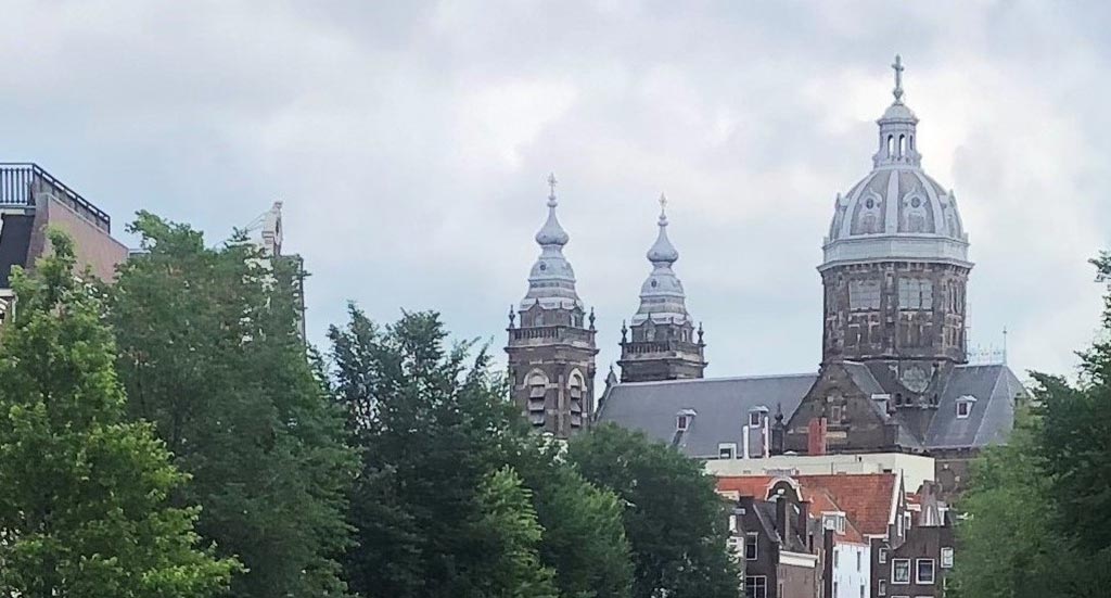 The Basilica of Saint Nicholas seen from Oude Zijdsvoorburgwal