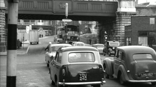 udgate Circus, to go under the railway bridge that served the line into Holborn Viaduct. Circa 1960
