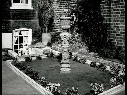 16 Cheyne Walk. The Blue Plaque recognises the home of Dante Rossetti and Algernon Swinburne Circa 1958