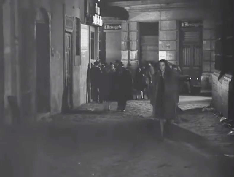 Looking from the gloomy Via degli Avignonesi towards Via dei Serviti. Circa 1946