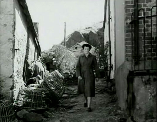 she is about to turn left past what is now ‘Friendship Cellar’. The Cove, Coverack. Circa 1949