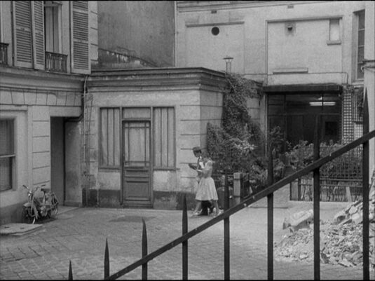 a passageway that links Rue Lord Byron and the Champs Elysées. Circa 1960