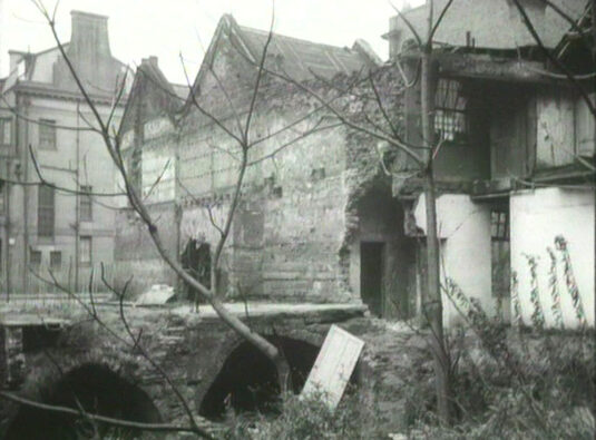 Looking across to the side of 1a Culross Street in Blackburne’s Mews. Circa 1949
