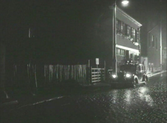 Blackburne’s Mews looking towards Upper Grosvenor Street with Nos 27a and 27b still standing before being demolished in favour of the American Embassy. Circa 1949