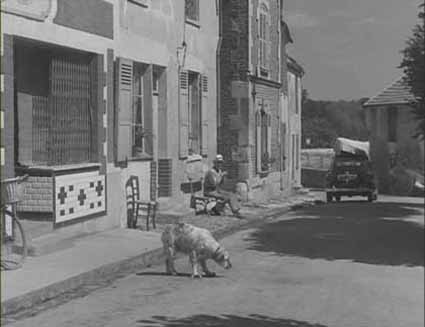 Ver-sur-Launette, the building with the tiles is at the corner of Rue du Bois and Place de la Croix. Circa 1953